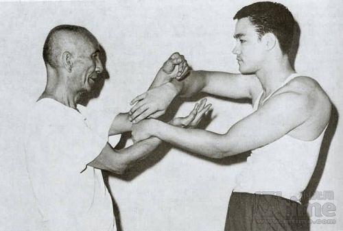 AZILATOR on X: Yip Man é o grande mestre de Kung Fu chinês, mais conhecido  por ser o Mestre do Bruce Lee. Na live de hoje, vamos contar um pouco sobre  a